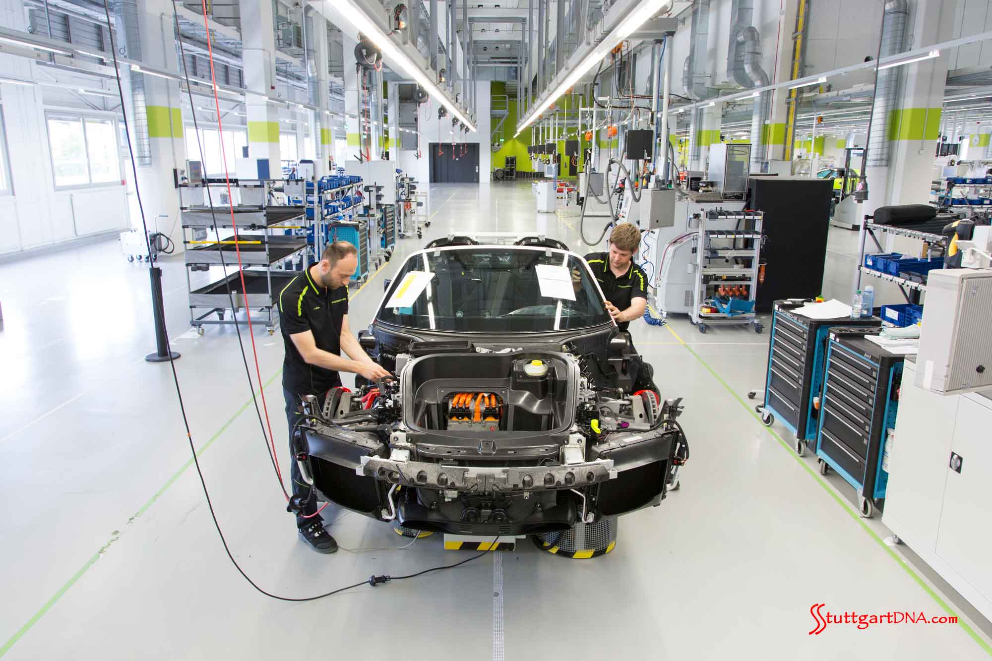 Porsche 918 Spyder production ends The Porsche 918 Spyder production ends: Seen here coming down the Stuttgart-Zuffenhausen assembly line is the very last Porsche 918 Spyder, naked and head-on, without its body paneling and body parts. Credit: Porsche AG